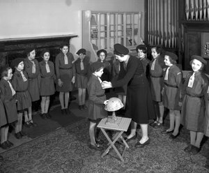 Übergabe an ein Mitglied der Brownie-Gruppe an der Royal Victoria School for the Blind, Newcastle upon Tyne, UK, Januar 1962